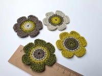 Handgehäkeltes 4er-Set Blumen in Naturfarben - Vielseitige Baumwollblüten für DIY-Projekte 2