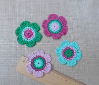 4 Häkelblumen in grün-pink-Tönen, 6 cm 4