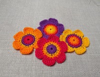 4 Häkelblumen in leuchtenden Farben - 6 cm 2