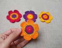 4 Häkelblumen in leuchtenden Farben - 6 cm 4