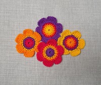 4 Häkelblumen in leuchtenden Farben - 6 cm