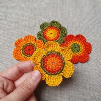 4er-Set Häkelblumen in sonnigen Farben - 6 cm groß 3