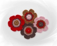 4er-Set gehäkelte Blumen aus Baumwolle - 6cm, 4-farbig 2