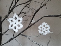 gehäkelte Schneeflocke und Eiskristall Applikation, winterliche Verzierung aus Baumwolle 3