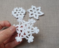 gehäkelte Schneeflocke und Eiskristall Applikation, winterliche Verzierung aus Baumwolle