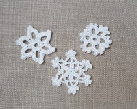 gehäkelte Schneeflocke und Eiskristall Applikation, winterliche Verzierung aus Baumwolle 2