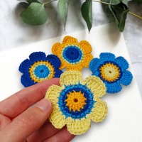 4-er Set Häkelblumen 6 cm in Blau und Gelb im Retro Blütenmuster