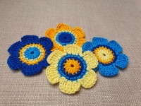 4-er Set Häkelblumen 6 cm in Blau und Gelb im Retro Blütenmuster 3
