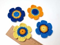 4-er Set Häkelblumen 6 cm in Blau und Gelb im Retro Blütenmuster 4