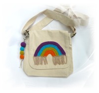 Kleine Canvas Umhängetasche mit gehäkeltem Regenbogen und passendem Taschenanhänger 3