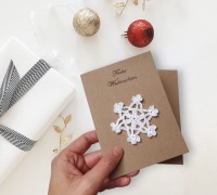 Festliche Weihnachtskarte mit handgemachter Schneeflocke