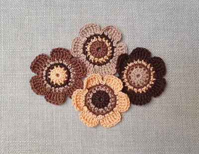 4er-Set herbstliche Häkelblumen in Brauntönen 6 cm - Kreative Verzierung für Kleidung, Taschen