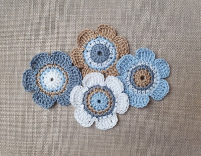 4-teiliges Set Häkelblumen in blau-beige-weiß - gehäkelte Blüten aus 100% Baumwolle, 6 cm groß