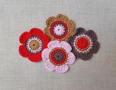 4er-Set gehäkelte Blumen aus Baumwolle - 6cm, 4-farbig - Verleihen Sie Ihrem Projekt mit diesen