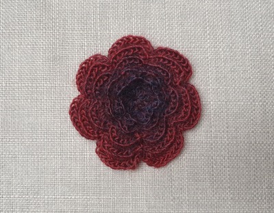 Große mehrlagige Häkelblume 8,5 cm in Rottönen - Einzigartiger Textilschmuck als Brosche oder