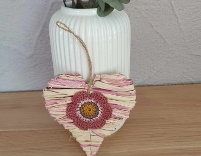 Dekoherz mit Häkelblume - Romantische Geschenkidee zum Aufhängen - Herz aus Bast mit handgemachter