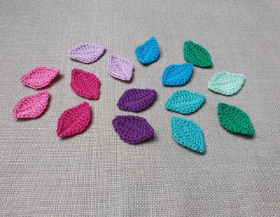 kleine gehäkelte Blätter in Wunschfarbe - Handgefertigte Häkelapplikationen aus 100% Baumwolle