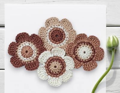 Häkelblumen 6 cm - Set mit 4 Blumen in verschiedenen Brauntönen - Handgemachte Blüten in