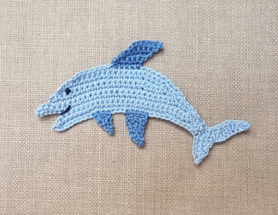 Delfin Häkelapplikation 13 cm - gehäkelte Fisch Applikation - maritimer Aufnäher
