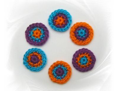 Buntes 6-er Set Häkelapplikationen - kleine Kreise / Konfetti in türkis, orange und violett -