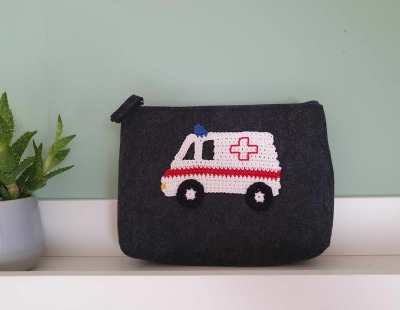 Erste Hilfe Tasche mit Krankenwagen Applikation - Kleine Filztasche für unterwegs, perfekt für