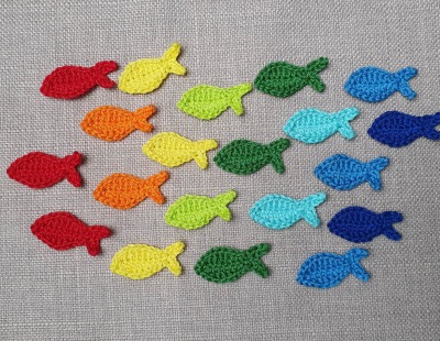Mini Fisch Häkelapplikation in Wunschfarbe - gehäkelter kleiner Fisch zum Nähen,Basteln oder als