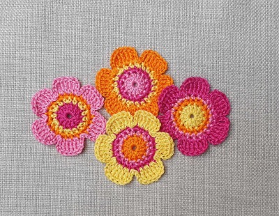 4-er Set handgefertigte Häkelblumen für farbenprächtige DIY-Projekte - Gehäkelte Blumen