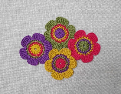Häkelblumen 4er-Set: Individuelle Verzierungen aus Baumwolle - Set gehäkelter Blumen 6 cm in