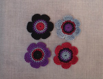 4er Set gehäkelte Blumen in lila, schwarz, weinrot und grau, 6 cm groß - Verwandle deine Kleidung