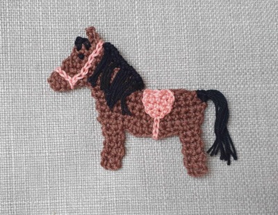 Häkelapplikation - Kleines braunes Pferd - süße Pferde Applikation mit Sattel in Wunschfarbe