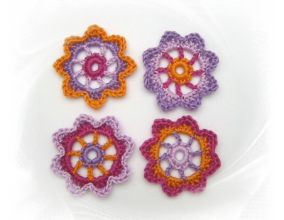 4-er Set Häkelblumen 6 cm, gehäkelte Blumen in 4 Farben - Gehäkelte Blüten aus 100% Baumwolle