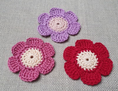 Bunte zweifarbige Häkelblume aus 100% Baumwolle - Verpasse deinem Projekt einen floralen Touch mit