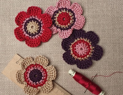 4er Set gehäkelte Blumen - 6 cm Größe, 100% Baumwolle - Handgemachte Häkelapplikationen in