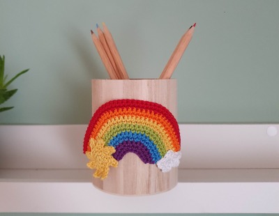 Fröhlicher Stiftebecher Regenbogen für Kinder und Erwachsene - Der Holzbecher mit dem bunten