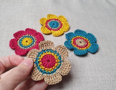 4er-Set Häkelblumen 6 cm in warmen Farben aus 100% Baumwolle - Gehäkelte Blumen als individuelle