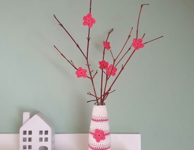 Kleine Blumenvase mit Mini Häkelblumen - Persönliches Geschenk und individuelle Frühlingsdeko -
