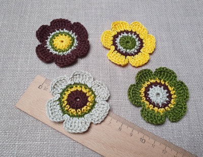 Handgehäkelte 4er-Set Blumen in 4 Farben, Durchmesser 6cm - Vielseitig einsetzbare Blüten aus 100%
