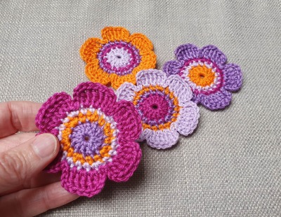 4-er Set handgefertigter Häkelblumen in den Farben Flieder, Fresie, Lavendel und Orange - Verleihe