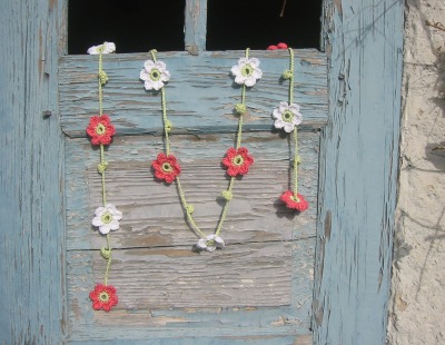 Gehäkelte Blumen-Girlande - Vielseitige Textildeko für dein Zuhause - Textilschmuck mit