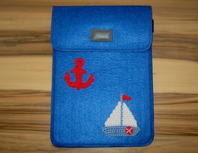 Kleine maritime Tablethülle mit Segelboot-Applikation - Filzthülle mit Boot und Anker Häkelappli