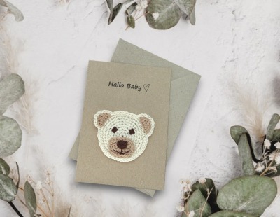 Handgemachte Karte mit gehäkeltem Bär als Geburtskarte - Die perfekte Glückwunschkarte mit