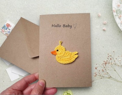 Handgemachte Glückwunschkarte mit süßer gehäkelter Ente - Nachhaltige und individuelle