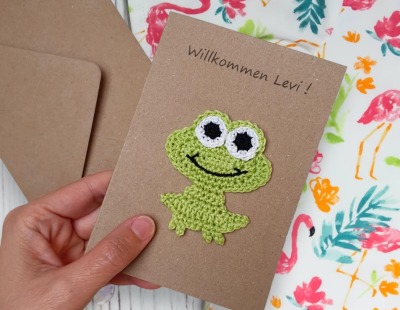 Handgemachte Glückwunschkarte mit süßem gehäkelten Frosch - Nachhaltige und individuelle