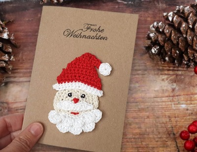 Handgemachte Weihnachtskarte mit süßem gehäkeltem Weihnachtsmann - weihnachtliche Karte aus
