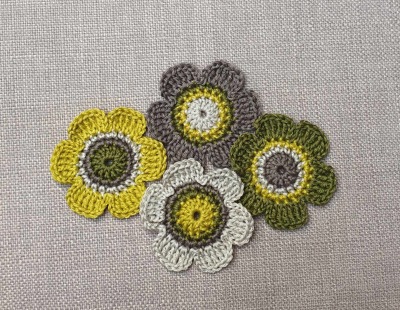 Handgehäkeltes 4er-Set Blumen in Naturfarben - Vielseitige Baumwollblüten für DIY-Projekte - Set
