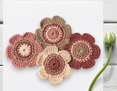 4 Häkelblumen 6cm in Boho-Farben - Gehäkelten Blumen für individuelle DIY-Ideen