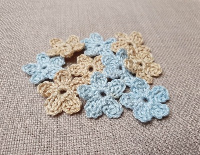 Mini Häkelblumen Set in beige und hellblau - 10 Stück, Durchmesser 2,5 cm aus 100% Baumwolle -