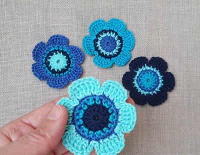 4-er Set handgehäkelter Blumen in Blautönen - Vielseitige Häkelblumen Aufnäher