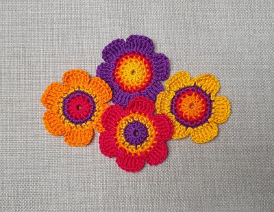 4 Häkelblumen in leuchtenden Farben - 6 cm - Bunte gehäkelte Blumen in Gelb, Orange, Beere und Vio