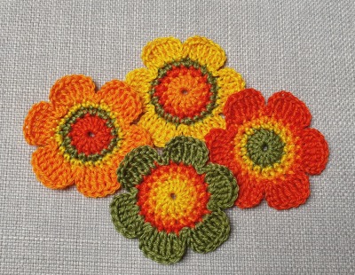 4er-Set Häkelblumen in sonnigen Farben - 6 cm groß - Gehäkelte Blumen zum aufnähen